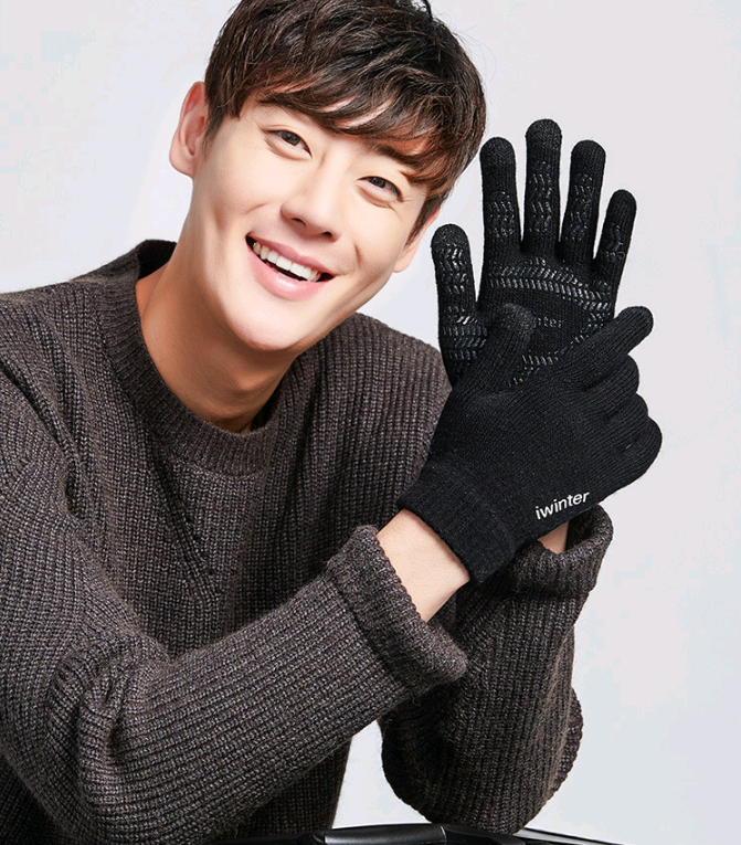 Knitted Touchscreen Gloves — Warm Hands, Connected Life